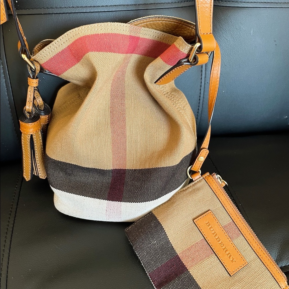 100% Authentic Gently used Burberry shoulder bag w/ attached coin wallet inside